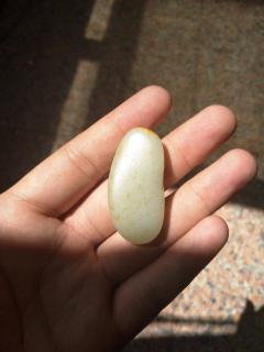 什么样的和田玉籽料原石适合原石佩戴或包金佩戴呢
