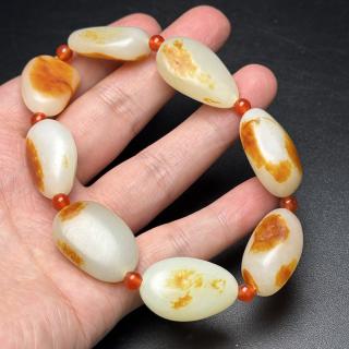 和田玉原石手串,颗颗饱满,玉质细腻温润,皮色美观,品相一流,单颗尺寸2