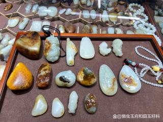 和田玉籽料鉴定指南:从结构到皮色,教你一眼看穿真假!